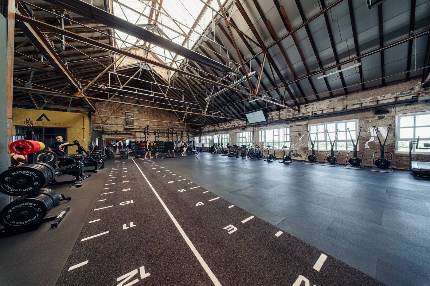 Athletenschmiede: Halle mit Sprintbahn und Cardio-Geräten